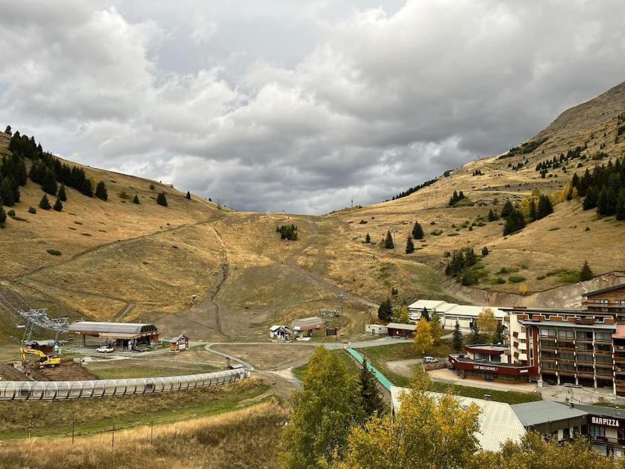 une vue sur une montagne avec un bâtiment au premier plan dans l'établissement Le studio des oursons, à Auris