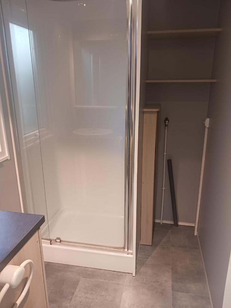 - une douche en verre dans une chambre avec placard dans l'établissement Sun Sea camping le Bosc, à Saint-Cyprien