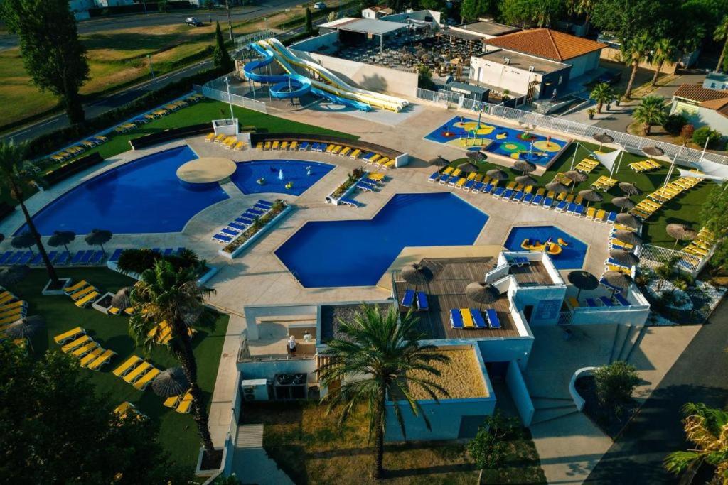 une vue aérienne d'une piscine dans un complexe hôtelier dans l'établissement Sun Sea camping le Bosc, à Saint-Cyprien