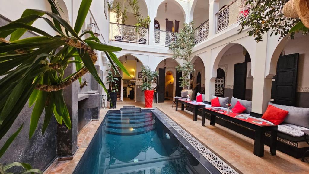 une chambre avec piscine au milieu d'un immeuble dans l'établissement Riad Alboraq, à Marrakech