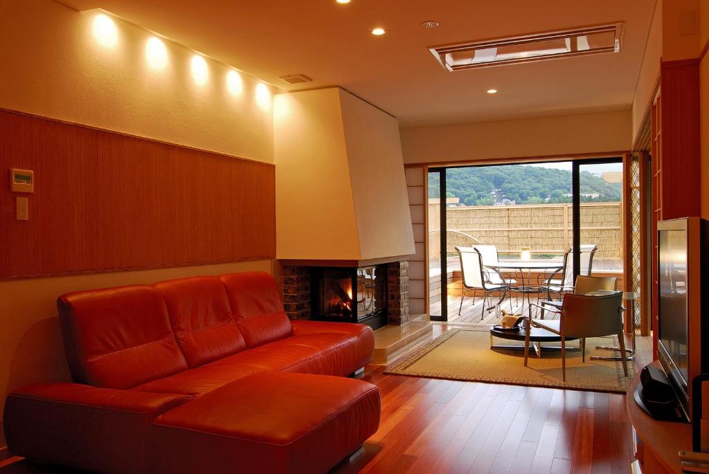 un salon avec un canapé et une table dans l'établissement Hakone Tokinoshizuku, à Hakone