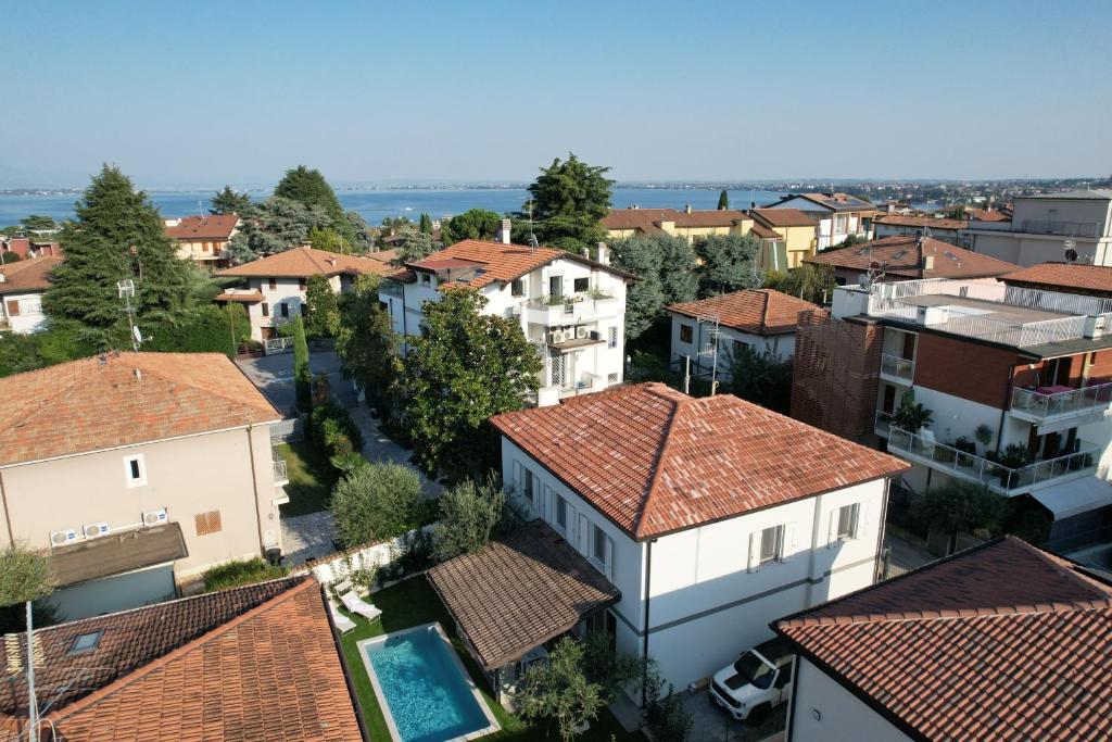 - une vue aérienne sur une ville avec des maisons dans l'établissement MGH Luxury - Villa Celeste, à Desenzano del Garda