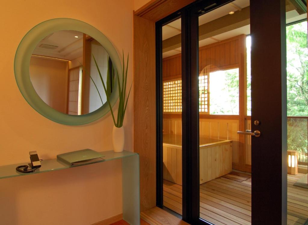 La salle de bains est pourvue d'un miroir et d'une baignoire. dans l'établissement Hakone Tokinoshizuku, à Hakone 30 autres photos