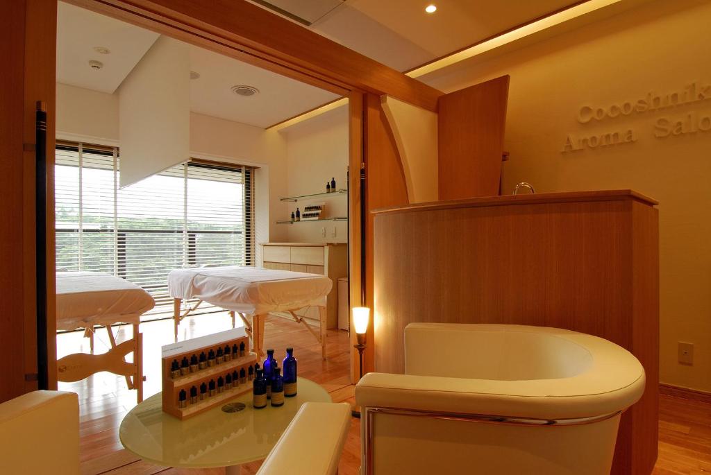 - une salle d'hôpital avec une baignoire et 2 lits dans l'établissement Hakone Tokinoshizuku, à Hakone