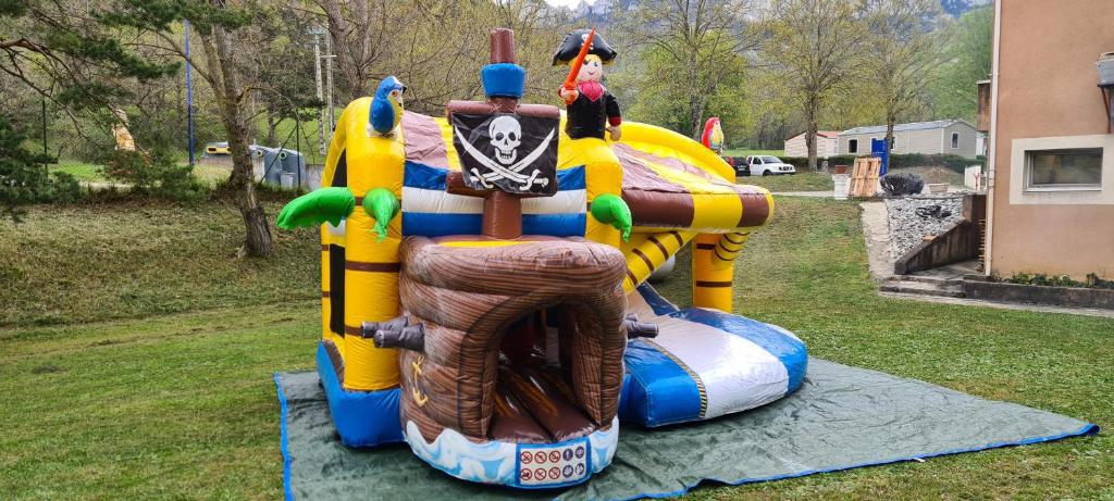 une maison gonflable sur l'herbe dans l'établissement Camping Le Gallo Romain, à Barbières