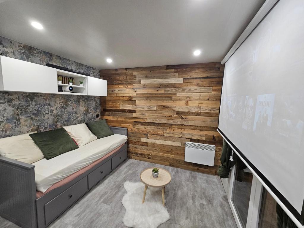 Cette petite chambre comprend un lit et un tableau noir. dans l'établissement Chalet au pied des pistes, à Saint-François-Longchamp 17 autres photos
