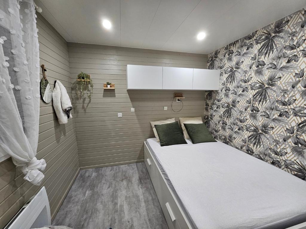 une chambre avec un lit dans une petite pièce dans l'établissement Chalet au pied des pistes, à Saint-François-Longchamp