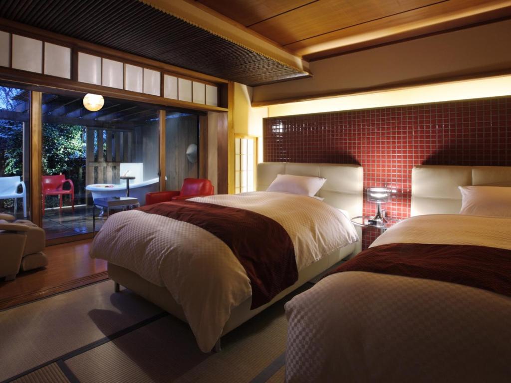 une chambre avec deux lits et un salon dans l'établissement Tsukinoike, à Kaminoyama 52 autres photos