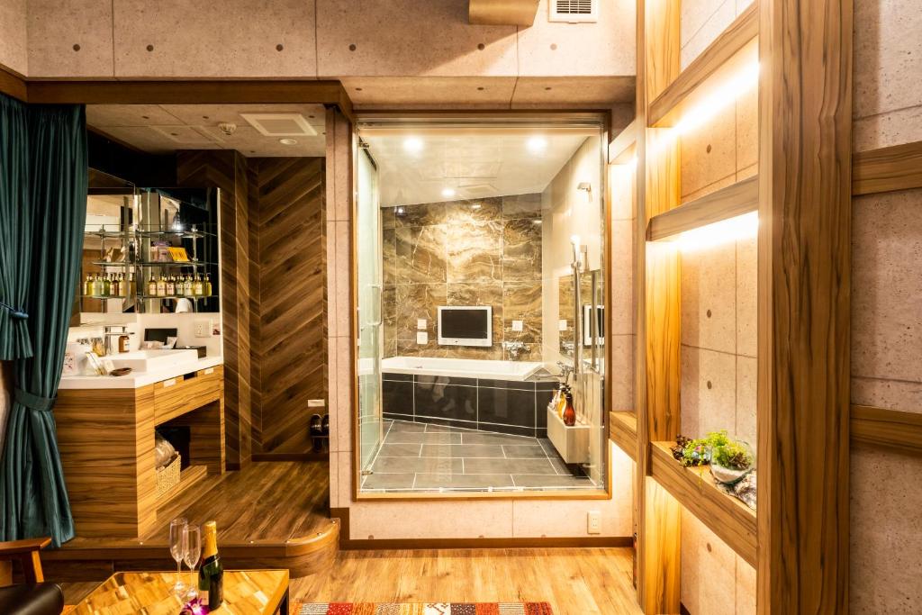 une salle de bain avec une douche, un lavabo et une baignoire dans l'établissement Hotel Bali An Resort Shinjuku Forest, à Tokyo