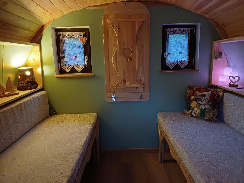 Cette chambre comprend un lit, une armoire et une chaise. dans l'établissement Le coup de foudre, à Barr