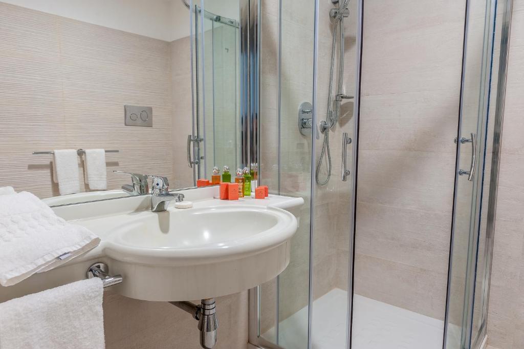 une salle de bain avec un lavabo et une douche dans l'établissement Acacia Marina, à Marina di Ragusa 35 autres photos