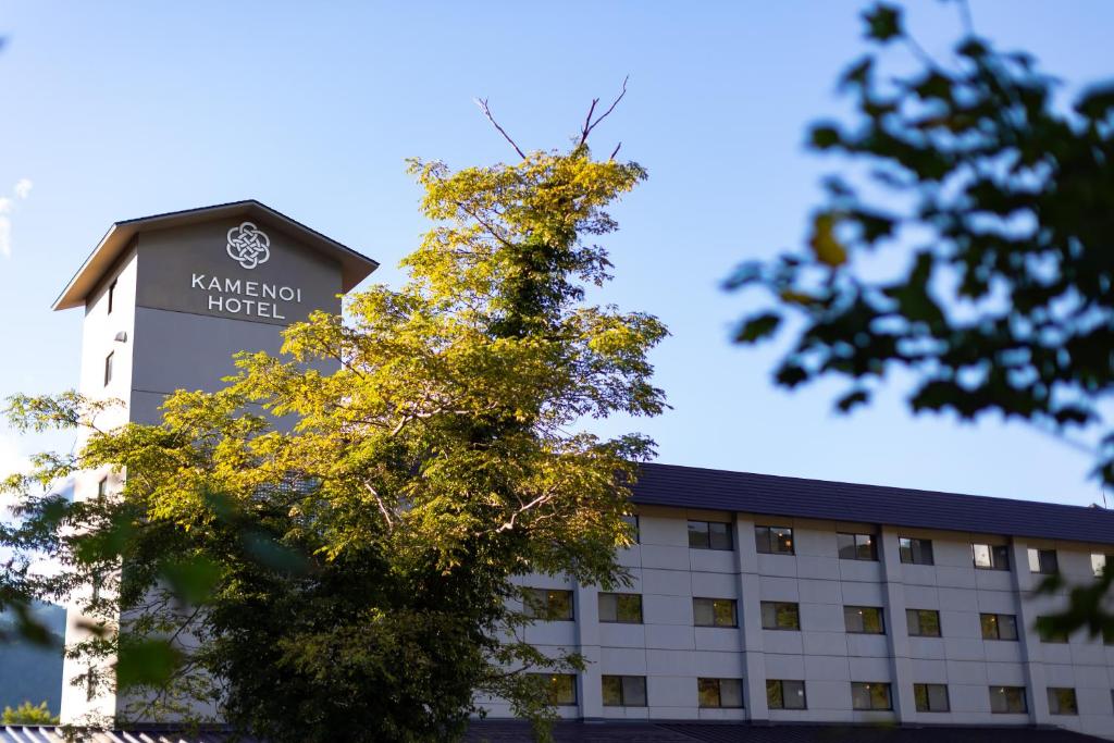 un bâtiment avec une enseigne au sommet dans l'établissement KAMENOI HOTEL Tazawako, à Senboku