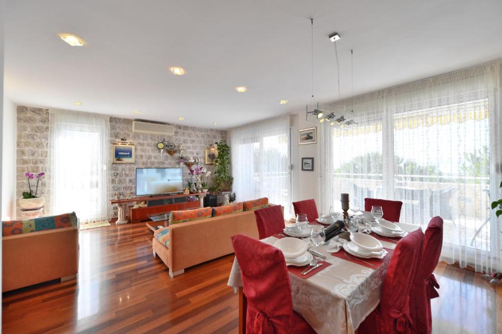 Luxury Seaside Apartment 4