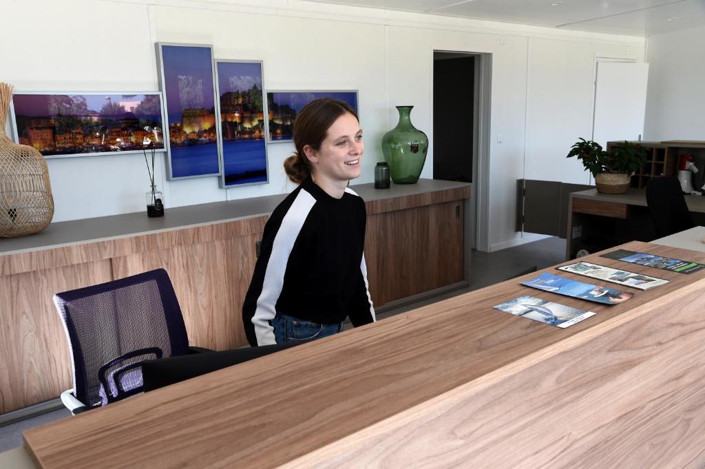 une femme assise à une table dans un bureau dans l'établissement Camping Bella Vista, à Calvi 37 autres photos