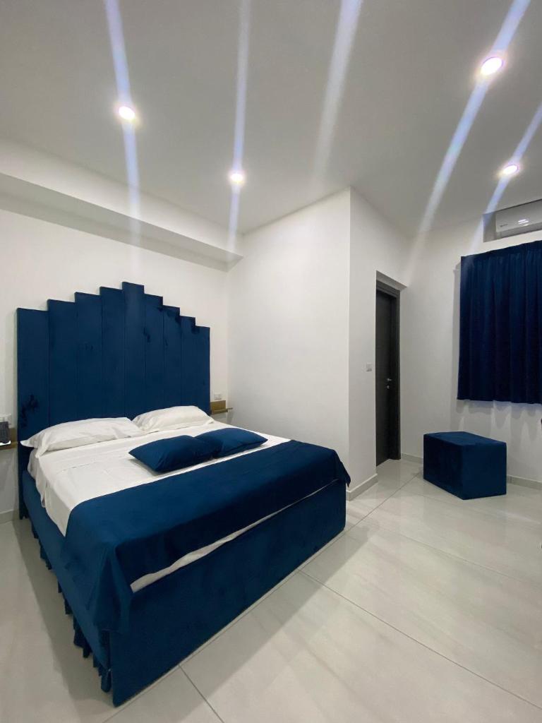 une chambre avec un grand lit avec une tête de lit bleue dans l'établissement Luxury Resort, à Licola