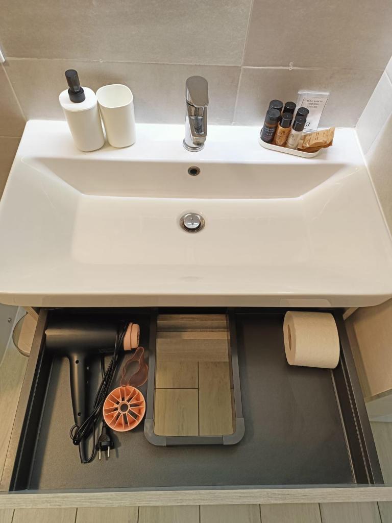 YR Apartments Bocconi- Modern Loft, 3 Min Walk to Duomo Tram 8
