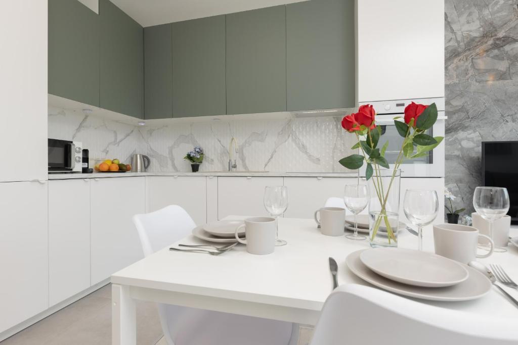 Modern Elegance Apartments with Parking & AC, next to Manufaktura by Renters Prestige 5