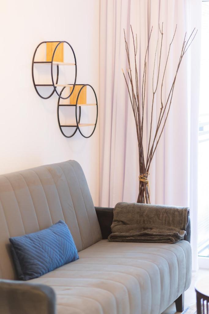 Modern Elegance Apartments with Parking & AC, next to Manufaktura by Renters Prestige 4