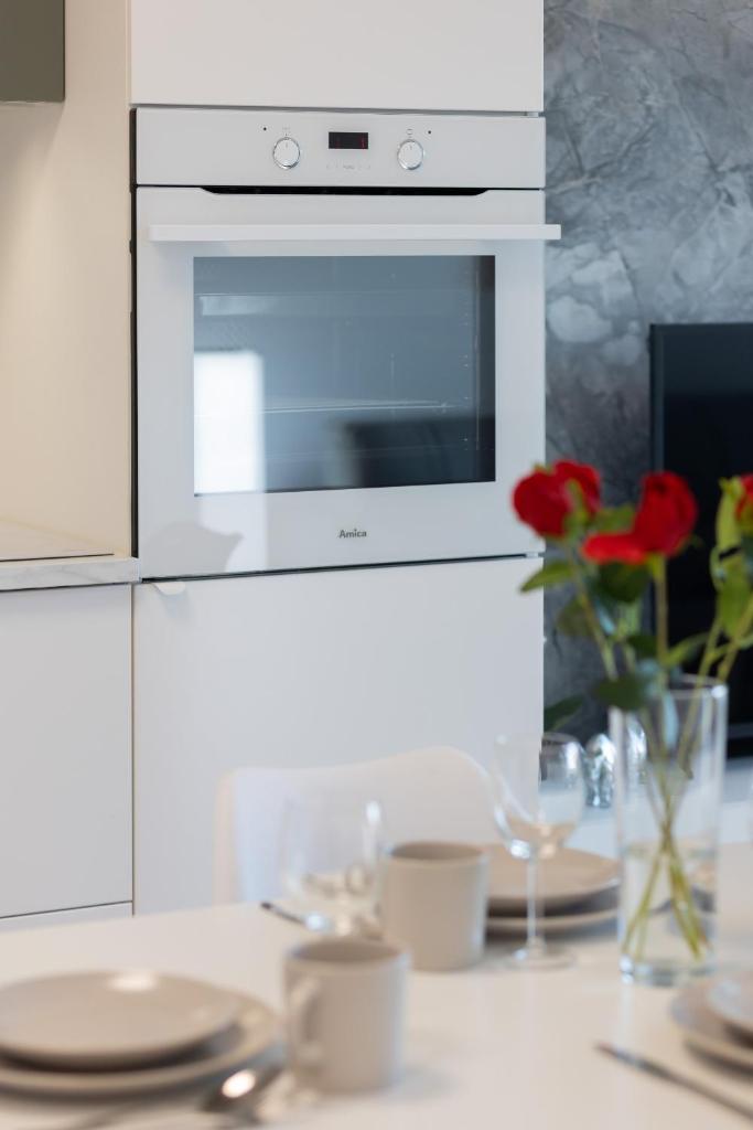 Modern Elegance Apartments with Parking & AC, next to Manufaktura by Renters Prestige 8