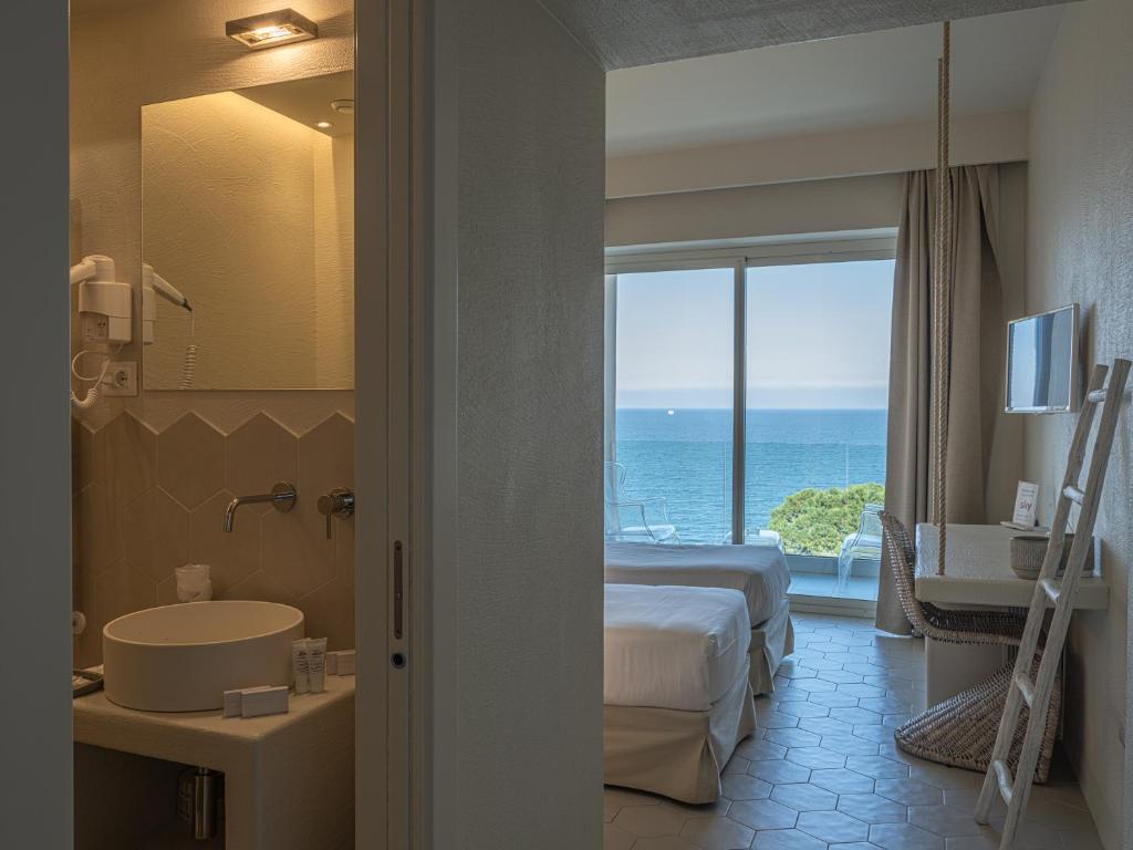 une chambre avec deux lits et une vue sur l'océan dans l'établissement La Chiave dei Trabocchi, à San Vito Chietino