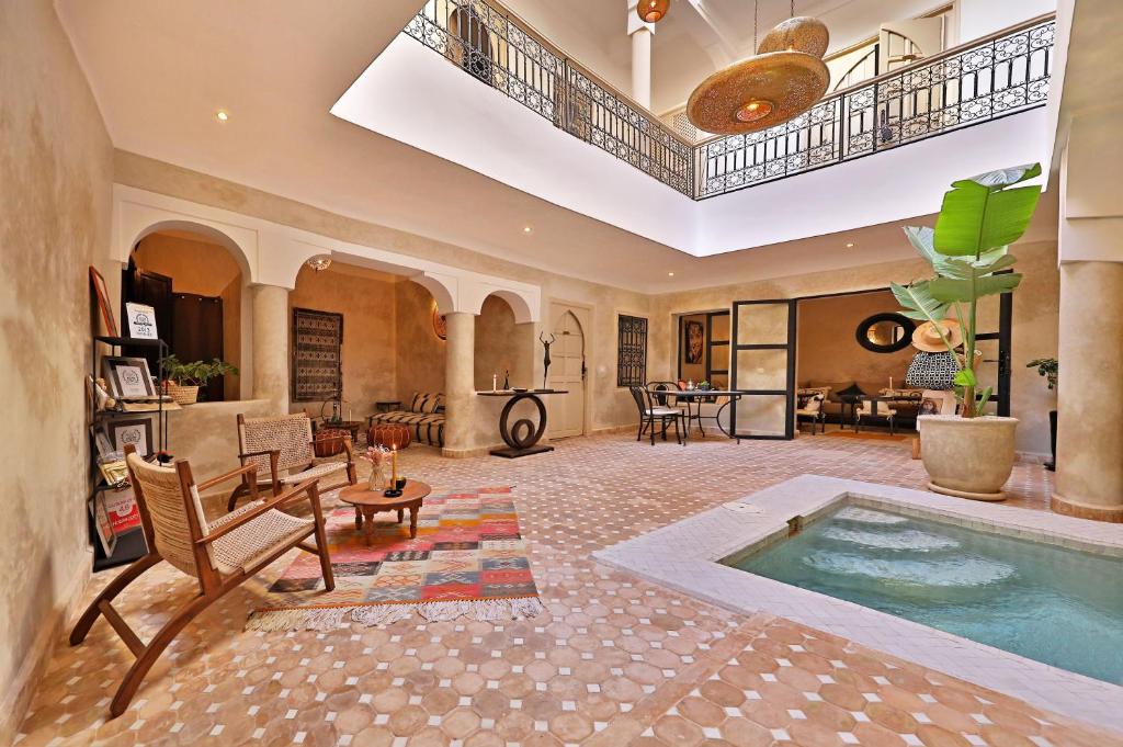 une grande chambre avec une piscine dans une maison dans l'établissement Riad Al Badia, à Marrakech