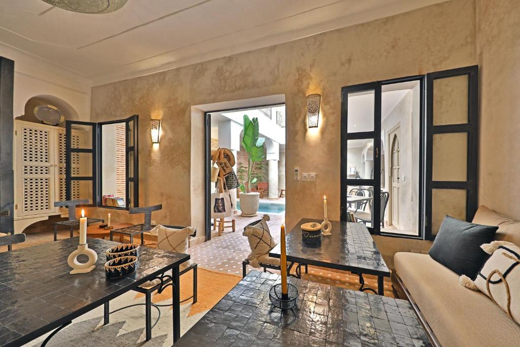 un salon avec un canapé et une table dans l'établissement Riad Al Badia, à Marrakech