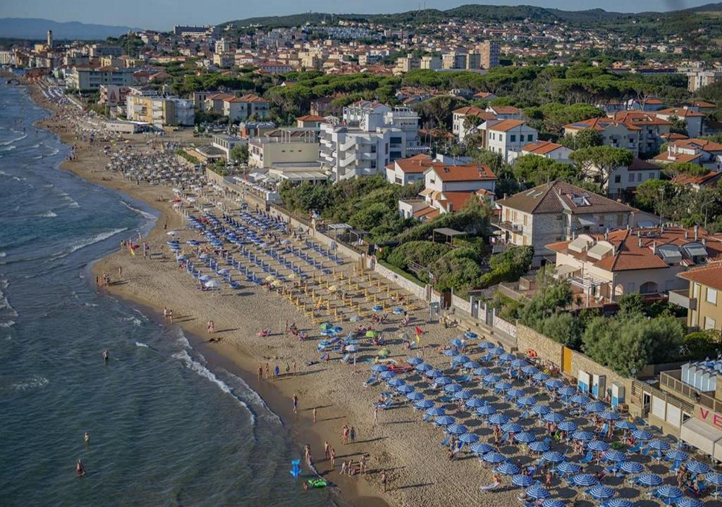 - une vue aérienne sur une plage avec des parasols et des personnes dans l'établissement Hotel l'Etrusco - San Vincenzo, à San Vincenzo