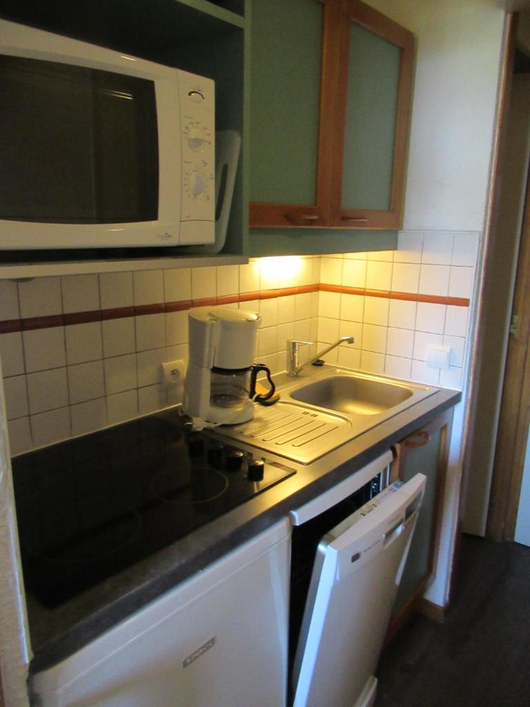 - une cuisine avec un comptoir, un four micro-ondes et un évier dans l'établissement Appartement 644 au pied des pistes de Belle Plagne, à La Plagne Tarentaise 23 autres photos