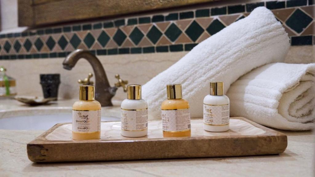3 bouteilles d'huiles essentielles assises sur un lavabo dans l'établissement Riad Afous, à Marrakech
