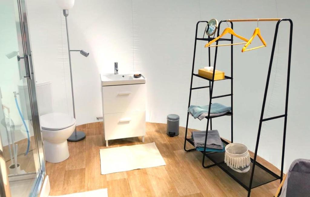 une salle de bain avec toilettes et lavabo dans l'établissement noct enbulle, à Cabrerets 37 autres photos