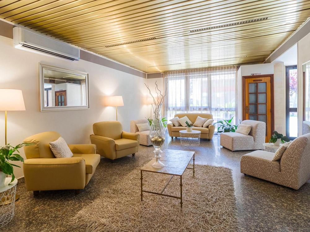 un salon avec des canapés, des chaises et une table dans l'établissement Hotel Corallo, à Giulianova