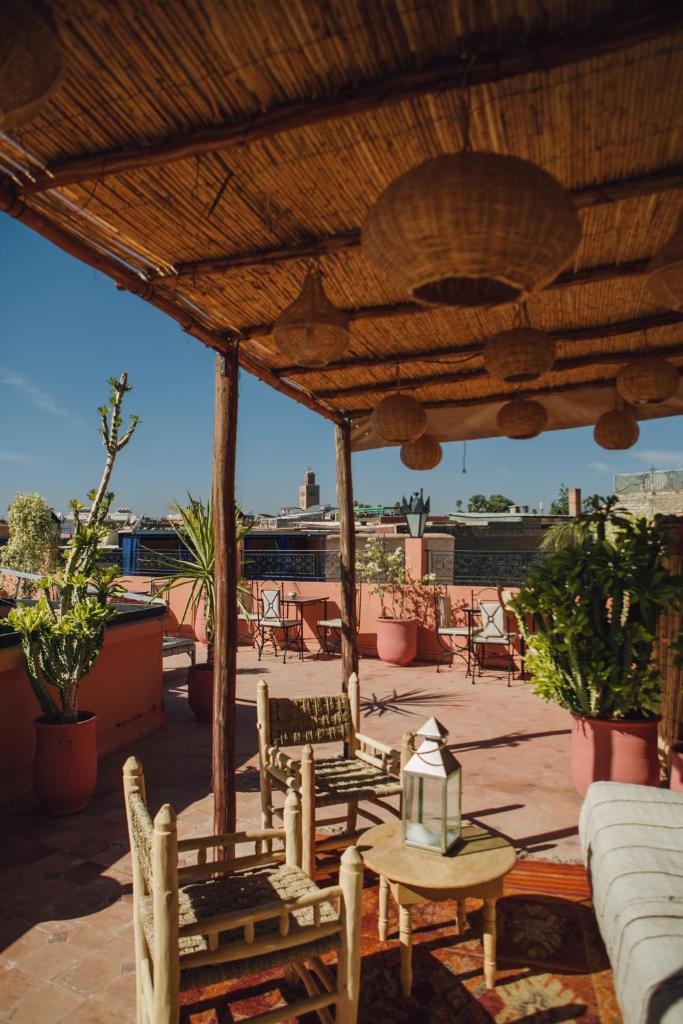 d'une terrasse avec des chaises et une table offrant une vue. dans l'établissement Riad Bensaid, à Marrakech