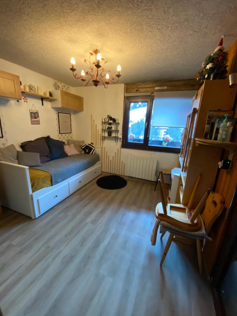 une chambre avec un lit et une chaise dans une pièce dans l'établissement Studio rénové Portes du Soleil Chatel Abondance, à Abondance
