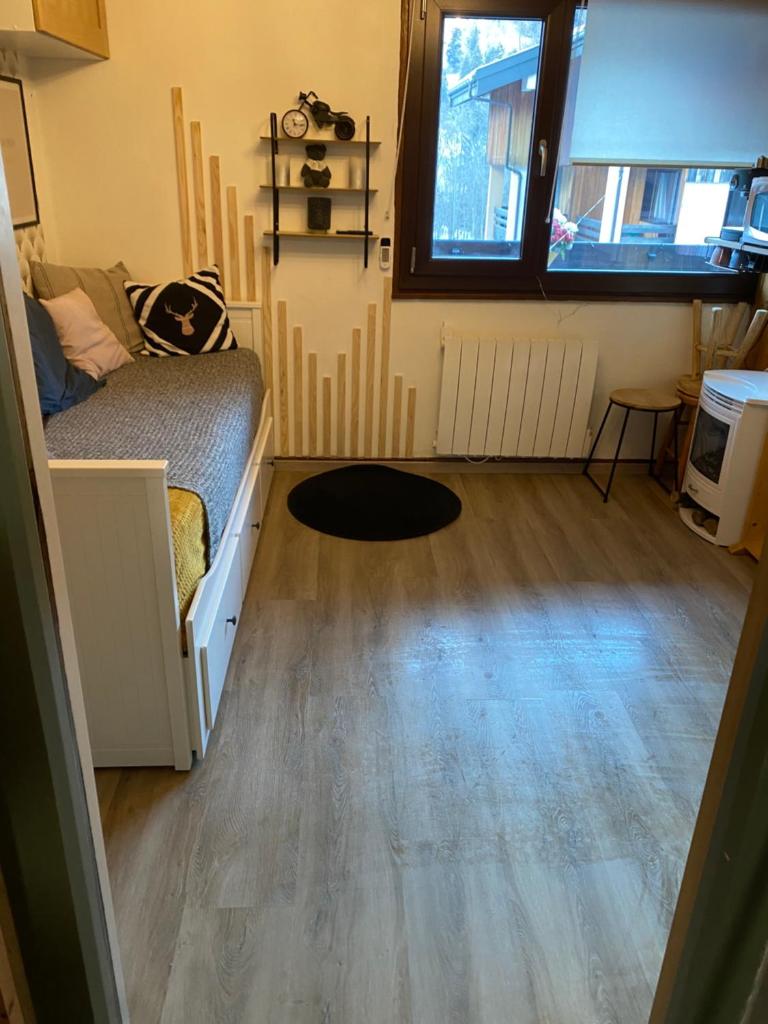 Cette petite chambre dispose d'un lit et de parquet. dans l'établissement Studio rénové Portes du Soleil Chatel Abondance, à Abondance