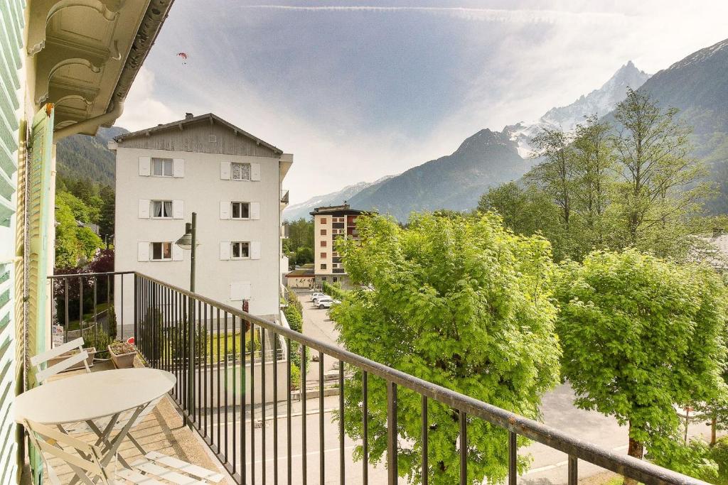 un balcon avec vue sur une montagne dans l'établissement Maison Emile Devouassoud, à Chamonix-Mont-Blanc