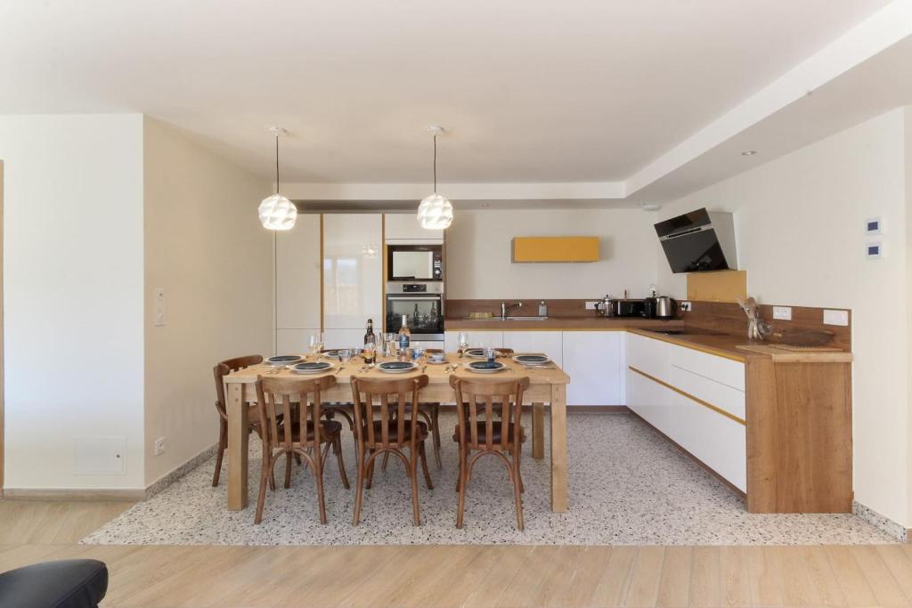 - une cuisine avec une table et des chaises en bois dans la chambre dans l'établissement L'Abeille - Renovated - 4 bedroom - 8 person-110sqm - Views!, aux Houches