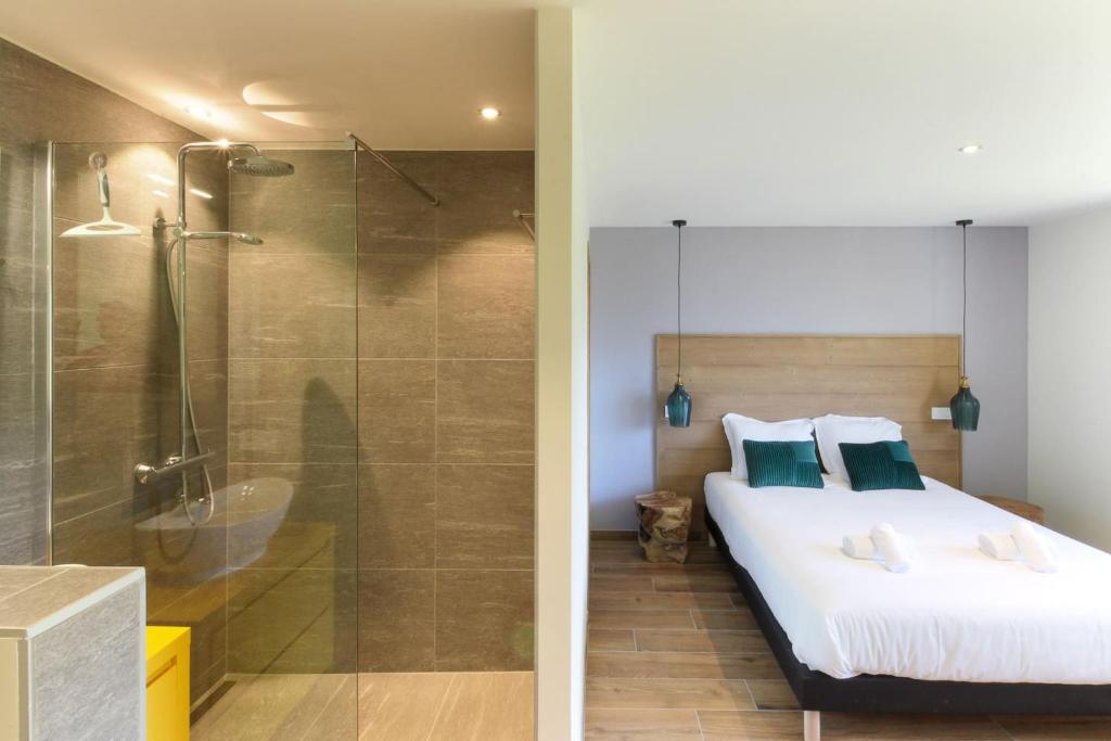 une chambre avec un lit et une douche en verre dans l'établissement L'Abeille - Renovated - 4 bedroom - 8 person-110sqm - Views!, aux Houches