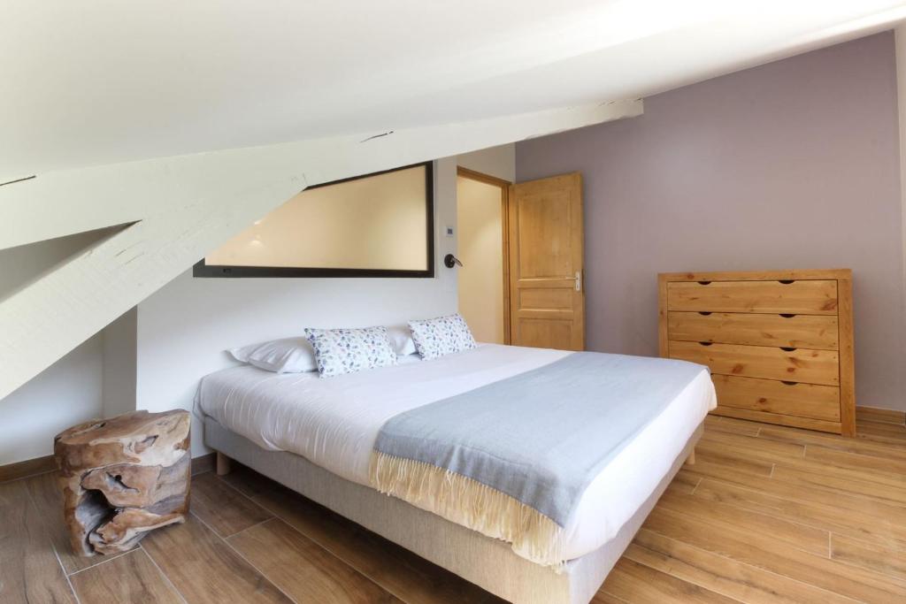 une chambre avec un lit et un parquet dans l'établissement L'Abeille - Renovated - 4 bedroom - 8 person-110sqm - Views!, aux Houches