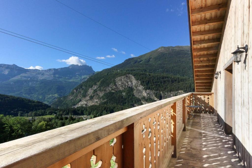 Elle comprend un balcon en bois offrant une vue sur les montagnes. dans l'établissement L'Abeille - Renovated - 4 bedroom - 8 person-110sqm - Views!, aux Houches