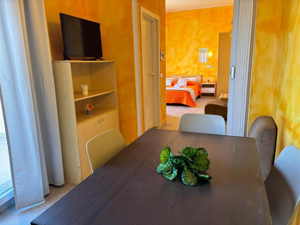 une salle à manger avec une table et un salon dans l'établissement Residence Summer Dream, à Cervia