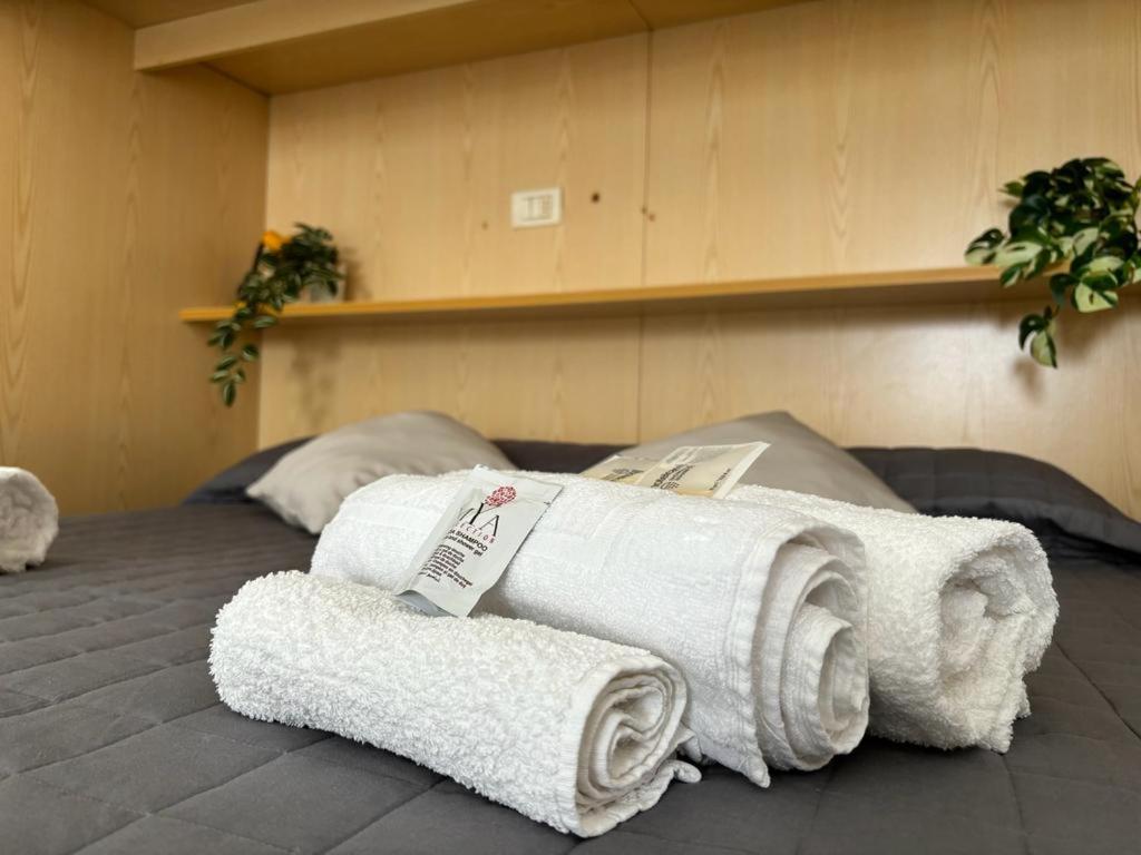 - une pile de serviettes sur un lit dans la chambre dans l'établissement Residence Summer Dream, à Cervia 208 autres photos