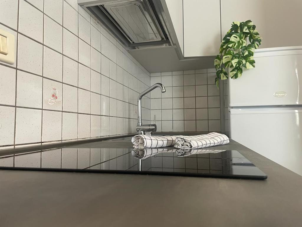 - une cuisine avec un évier et un robinet dans l'établissement Residence Summer Dream, à Cervia