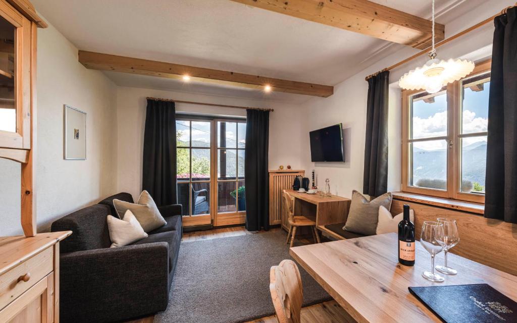 un salon avec un canapé et une table dans l'établissement Exclusive Chalet Grumer 700 sqm, à Soprabolzano