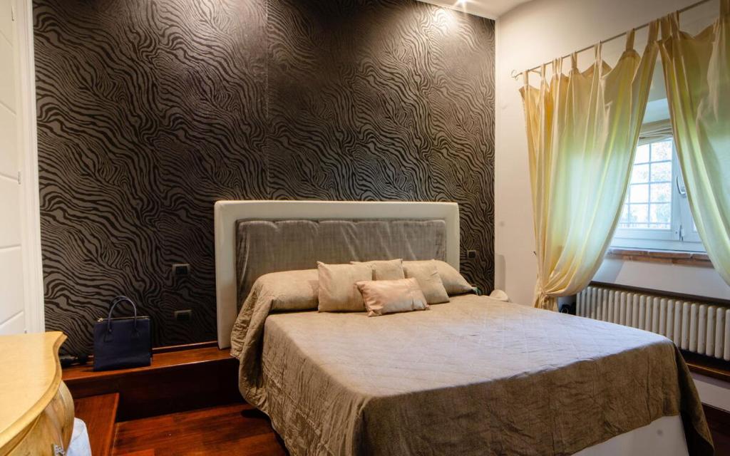 une chambre avec un lit dans une pièce dans l'établissement Villa Antici by PosarelliVillas, à Velletri 25 autres photos