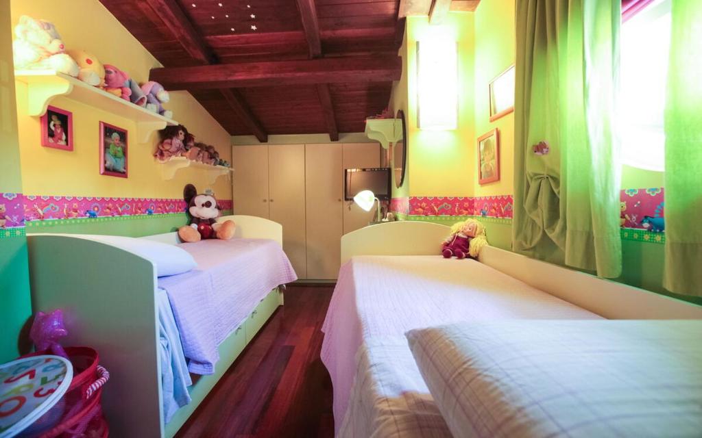 - une chambre pour enfants avec 2 lits dans l'établissement Villa Antici by PosarelliVillas, à Velletri
