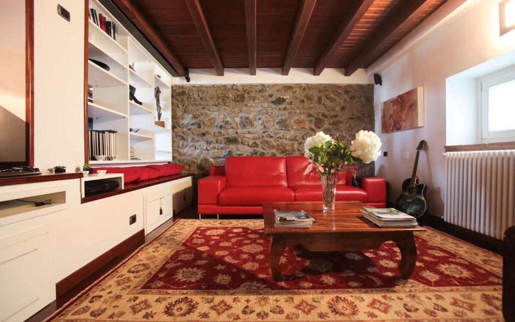 un salon avec un canapé rouge et une table dans l'établissement Villa Antici by PosarelliVillas, à Velletri