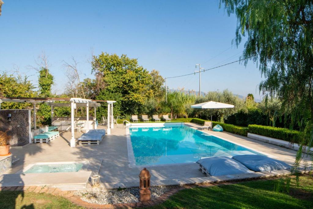 une piscine dans une cour avec un patio dans l'établissement Villa Antici by PosarelliVillas, à Velletri