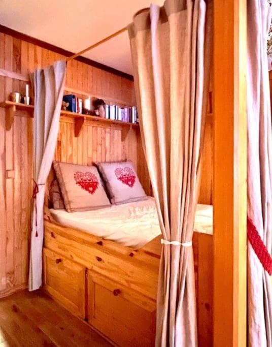 Cette chambre en bois comprend un lit à baldaquin. dans l'établissement Appartement Front de neige, à Isola 6 autres photos