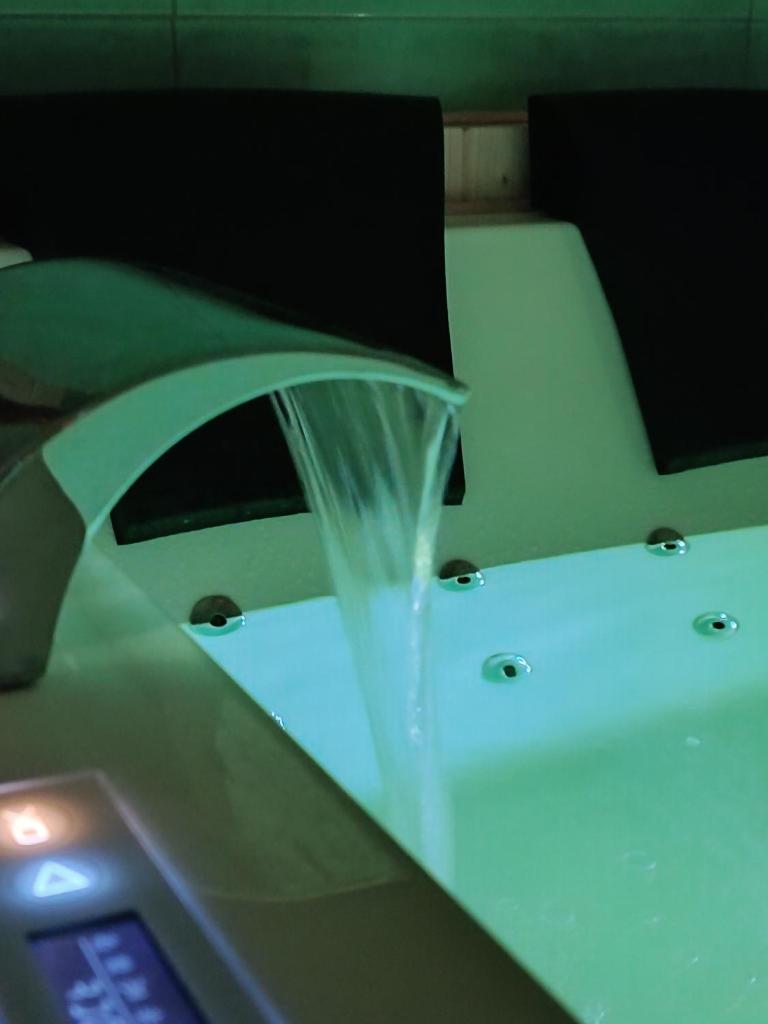 une fontaine d'eau devant une télécommande dans l'établissement SUITTINA, exclusive - wellness - living, à Battipaglia