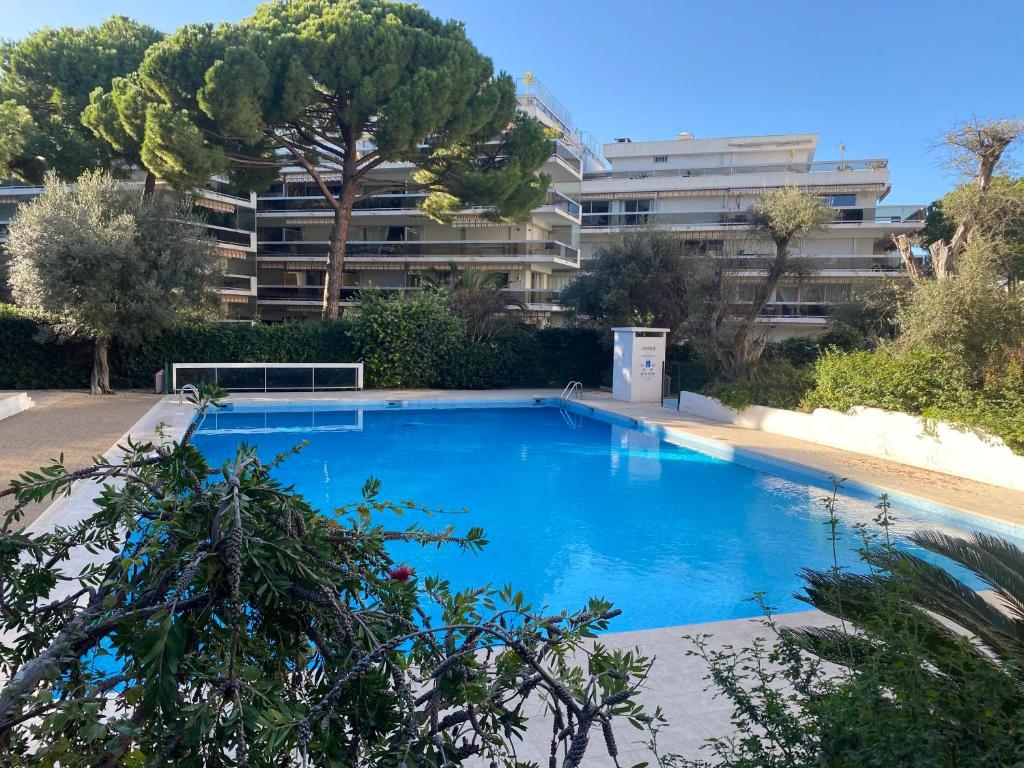 Logement en résidence vacances classe 2 étoiles au bord de mer 4 couchages avec cabine lit superposé et au salon un canapé convertible et piscine à 300 m des transports communs,gare ferroviaire,commerces et plages